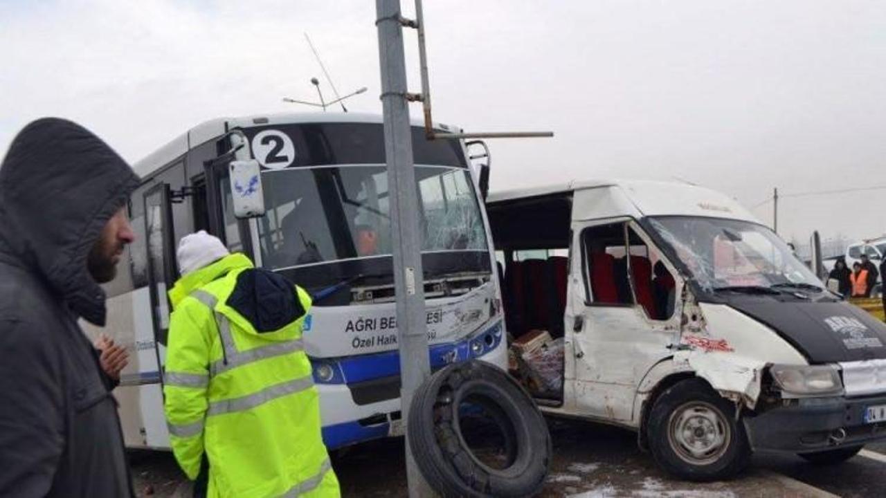 İki minibüs birbirine girdi:1 ölü, 9 yaralı