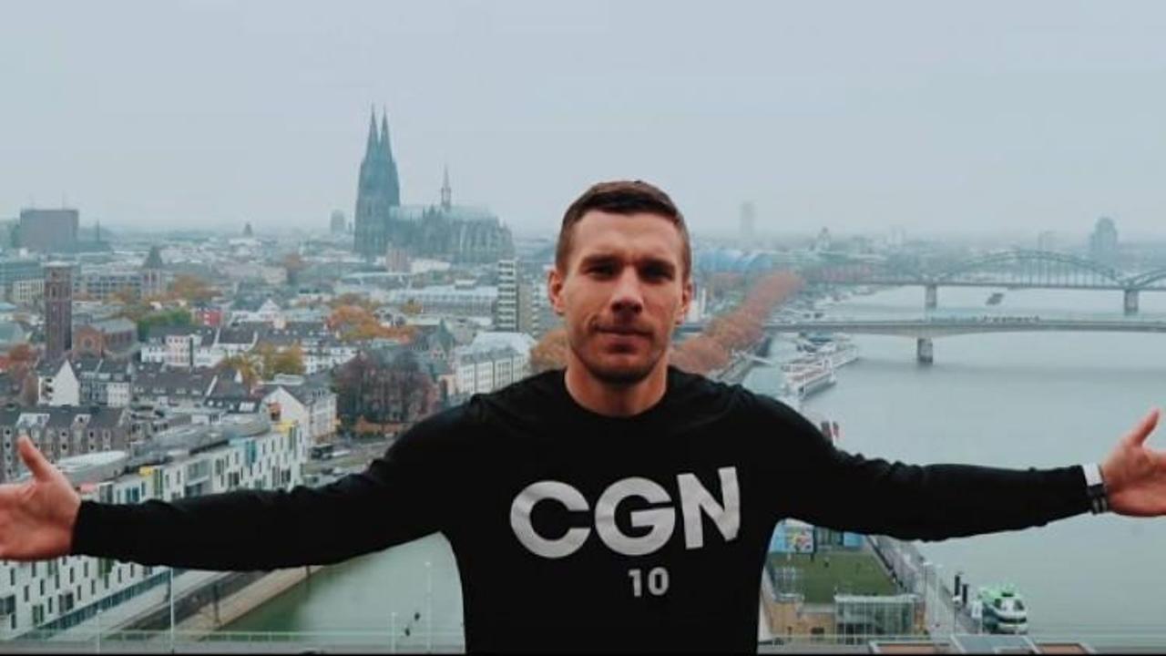 Podolski'nin Almanca şarkısında Türk bayrağı var