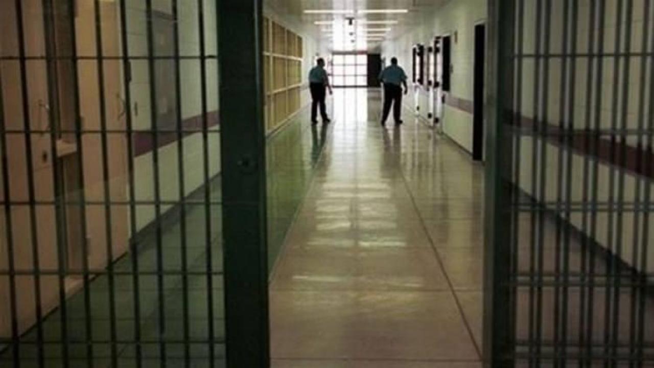 Hırsızlıktan hapse girip cezaevini soydu!