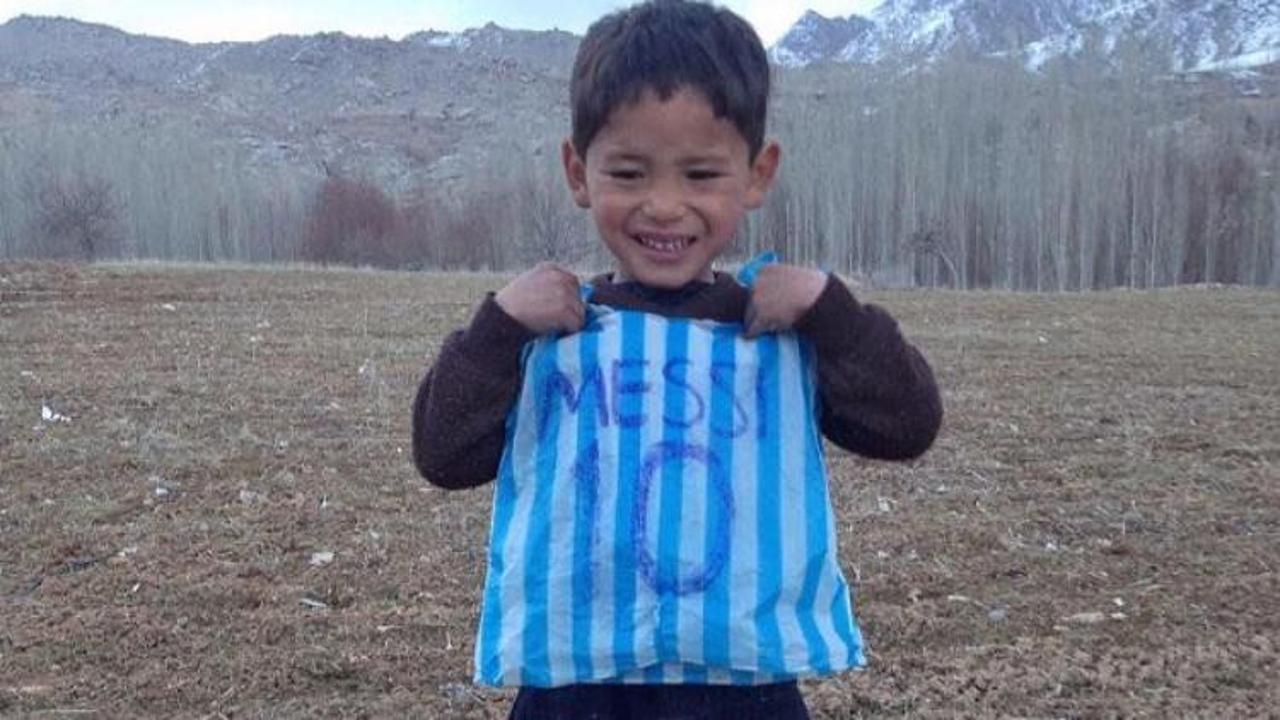 Poşetten forma yapan Afgan çocuk Messi ile tanıştı