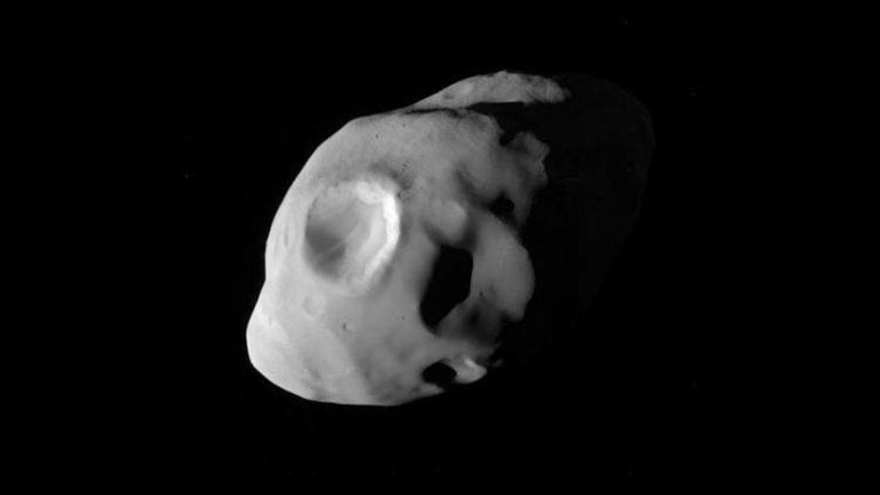Cassini, Satürn'ün uydusu Pandora'yı fotoğrafladı