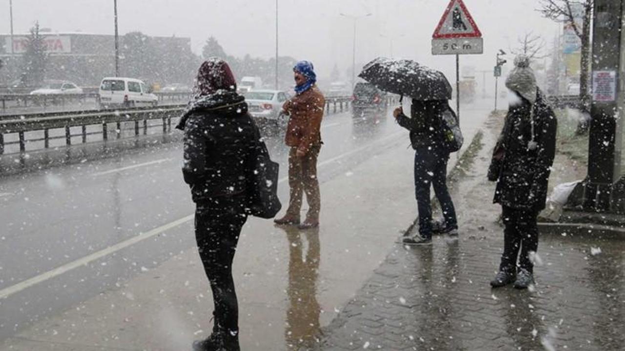 İstanbul'da bugün kar var mı? Meteoroloji saat verdi...