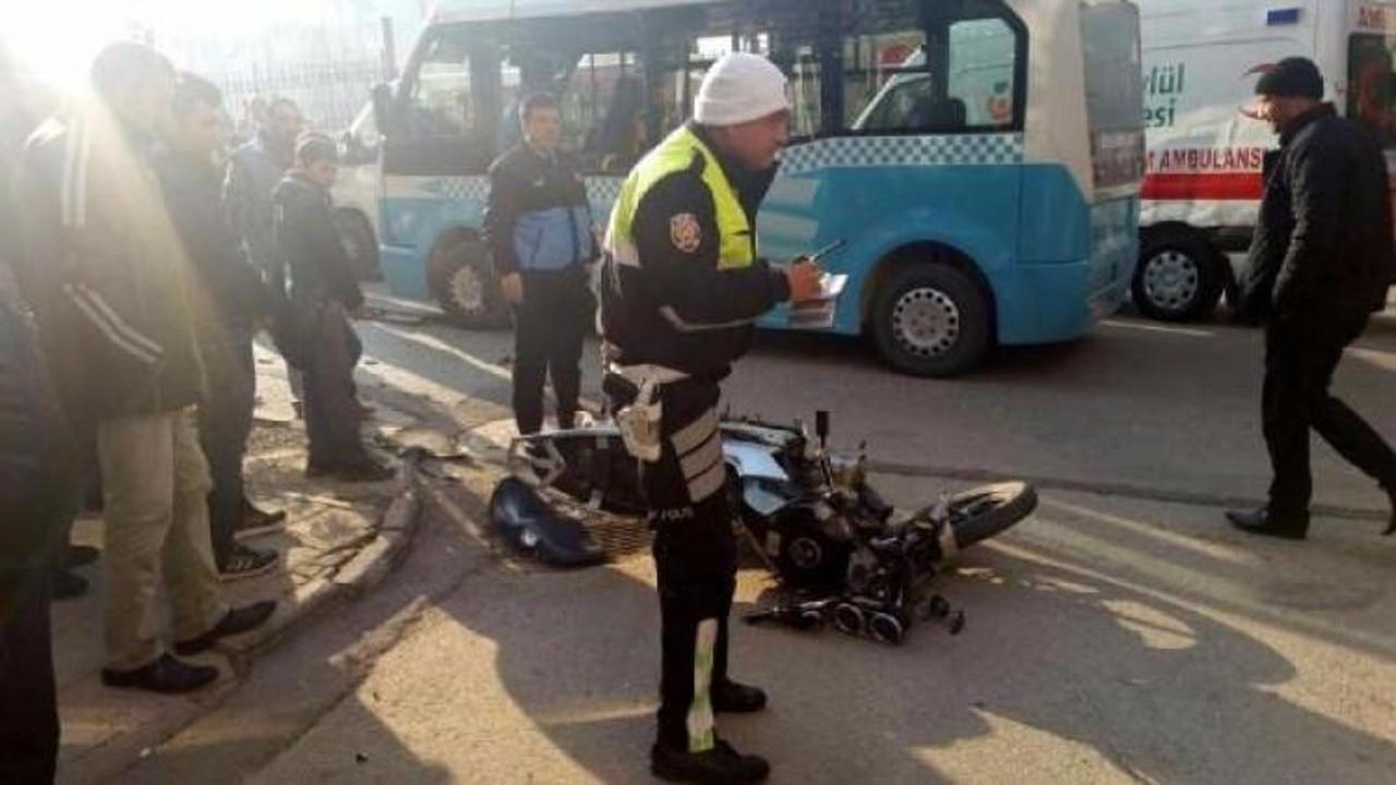 Minibüsle motosiklet çarpıştı: 2 yaralı