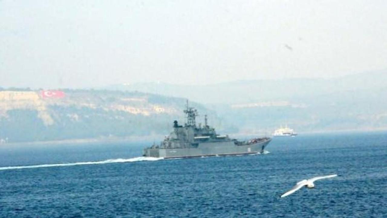 Rus savaş gemisi Çanakkale'den geçti