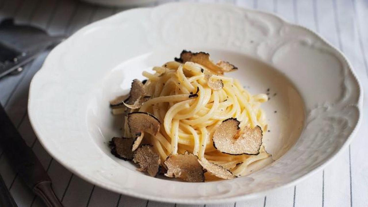 Tr&uuml;f mantarlı makarna tarifi