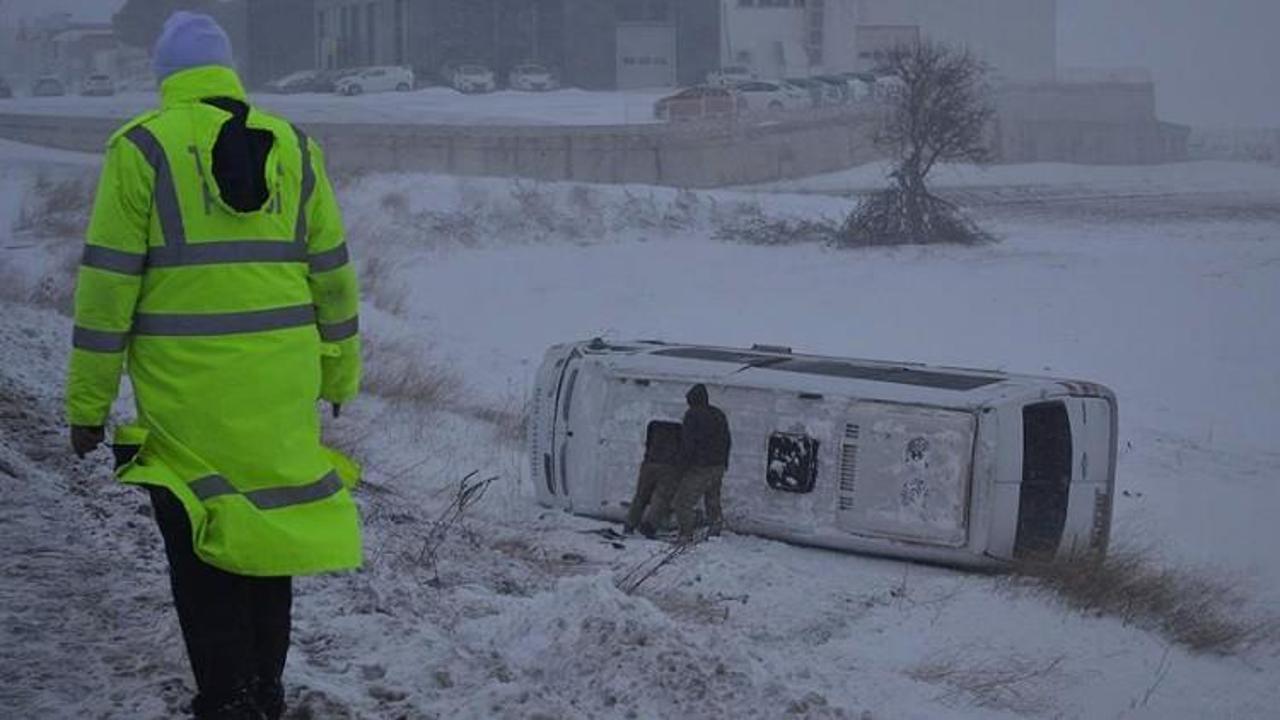 Edirne'de yolcu minibüsü devrildi: 10 yaralı