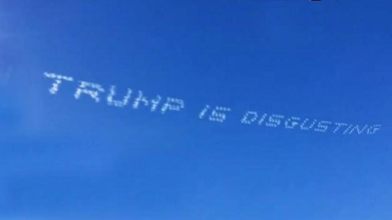 Gökyüzüne yazdı: Trump iğrenç!