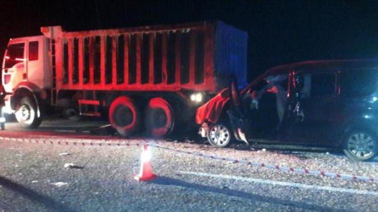 Hafif ticari araç kamyona çarptı: 3 ölü, 1 yaralı