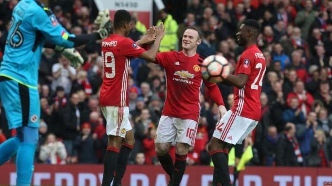 Manchester United turladı, Rooney tarihe ge&ccedil;ti!