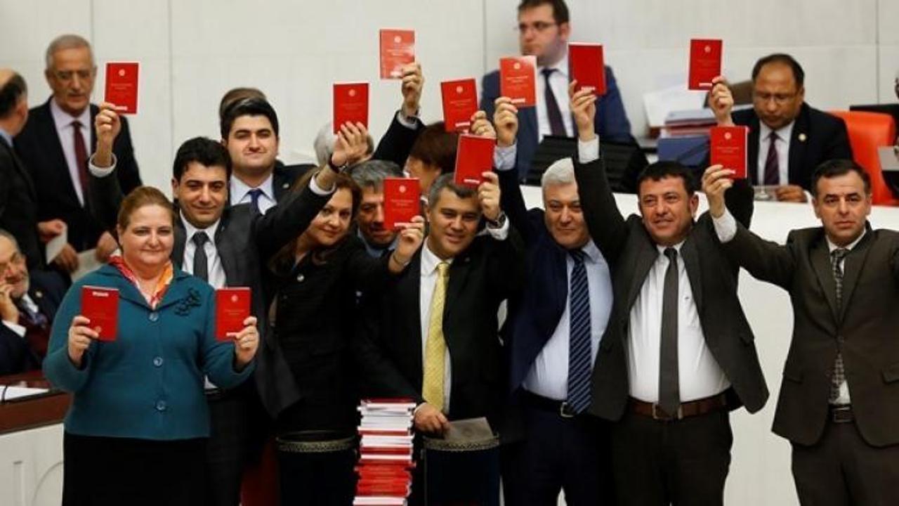  CHP'lilerden 'anayasalı' protesto
