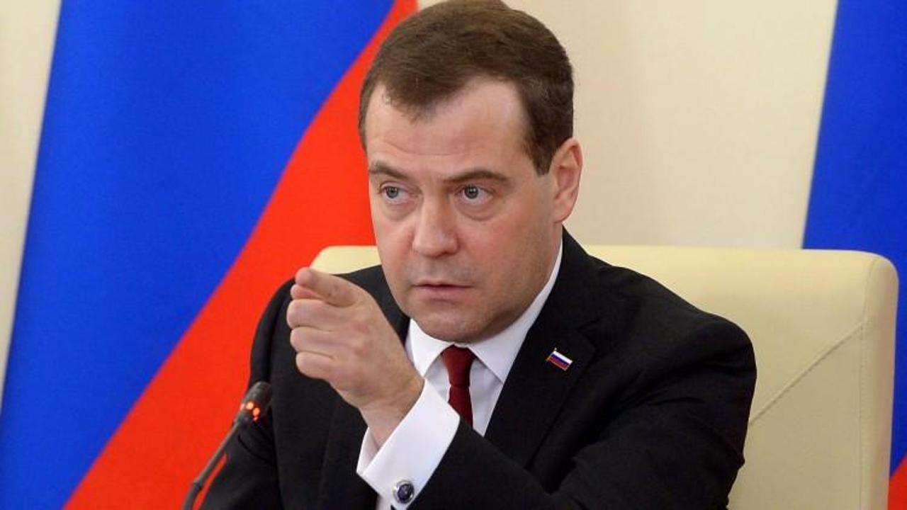 Medvedev, Rus bakanı herkesin içinde azarladı