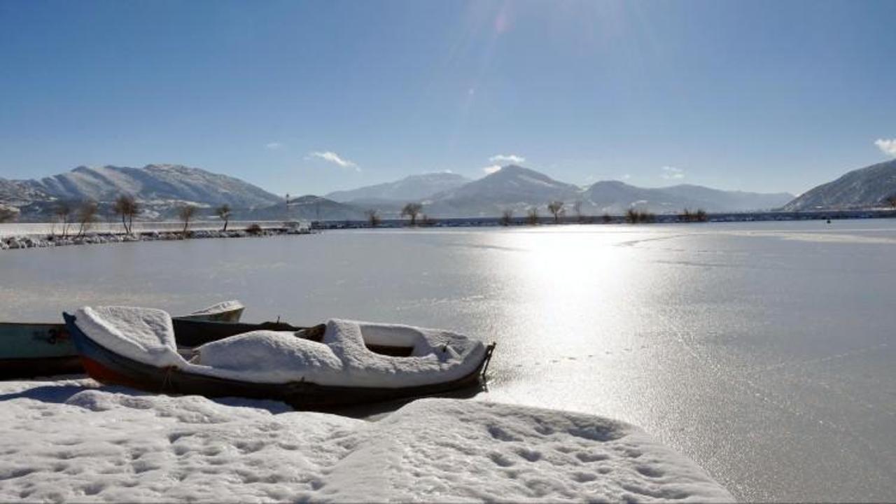 Türkiye'nin en büyük dördüncü gölü buz tuttu