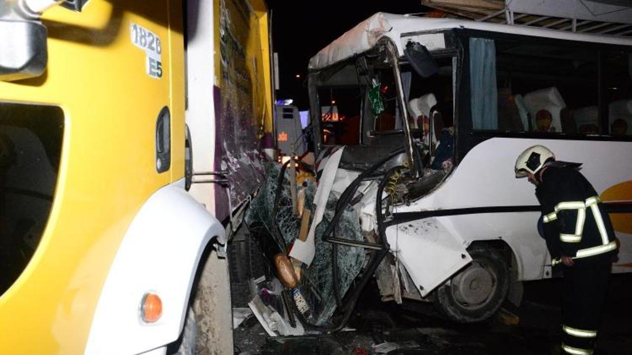 Korkunç kaza! İşçi servisi çöp kamyonuna çarptı