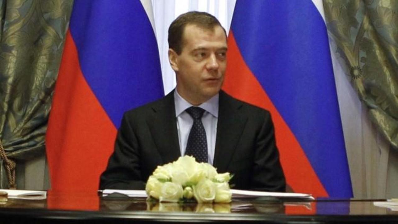  Medvedev yeniden genel başkan seçildi