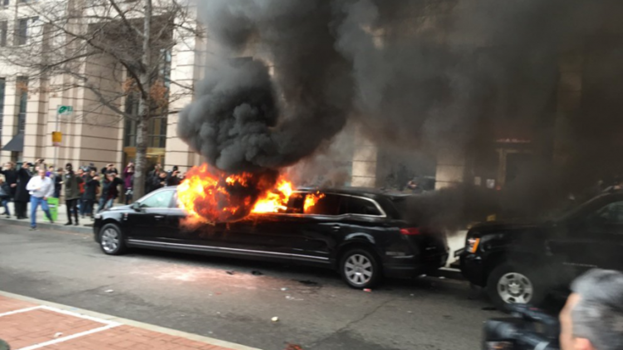  Trump karşıtı eylemciler limuzini ateşe verdi