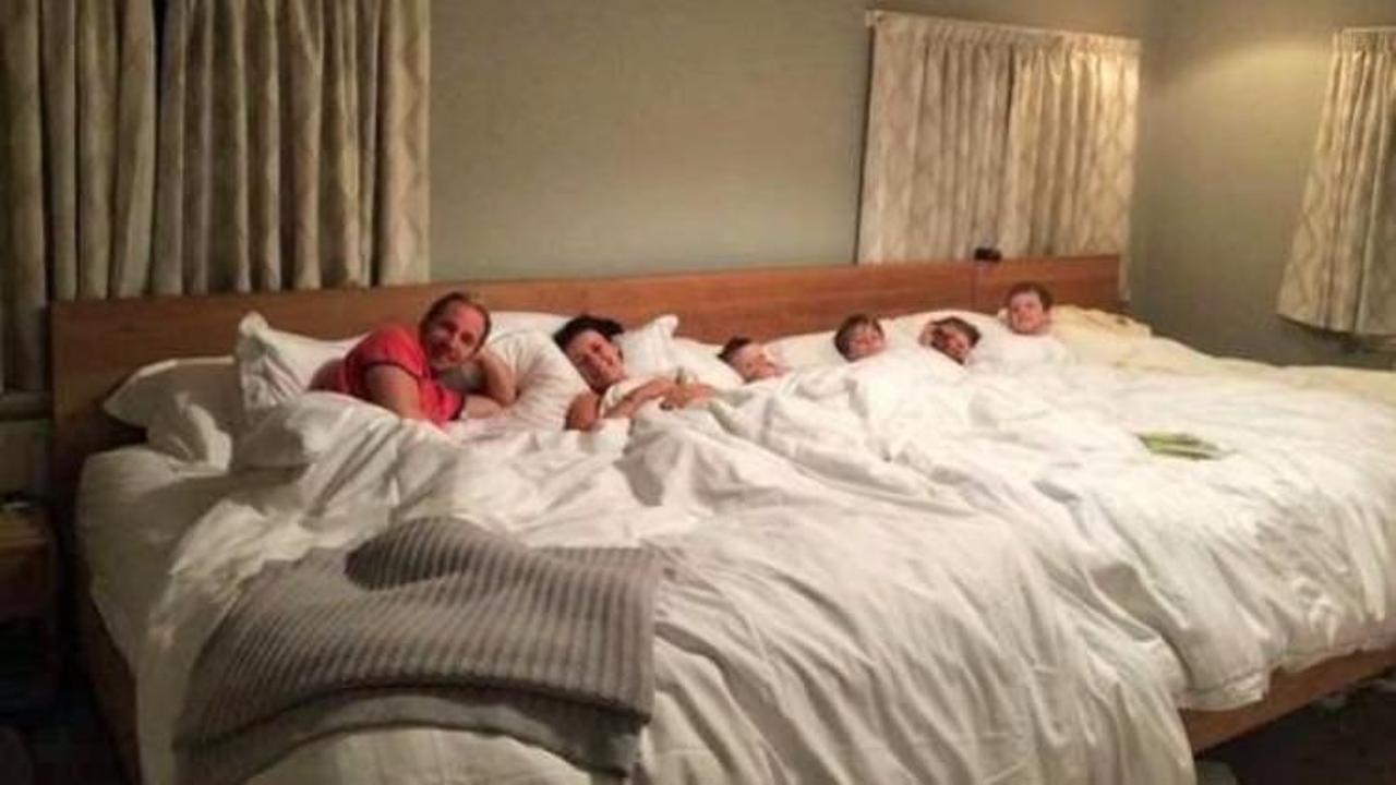 6 kişilik yatakta hep birlikte uyuyorlar