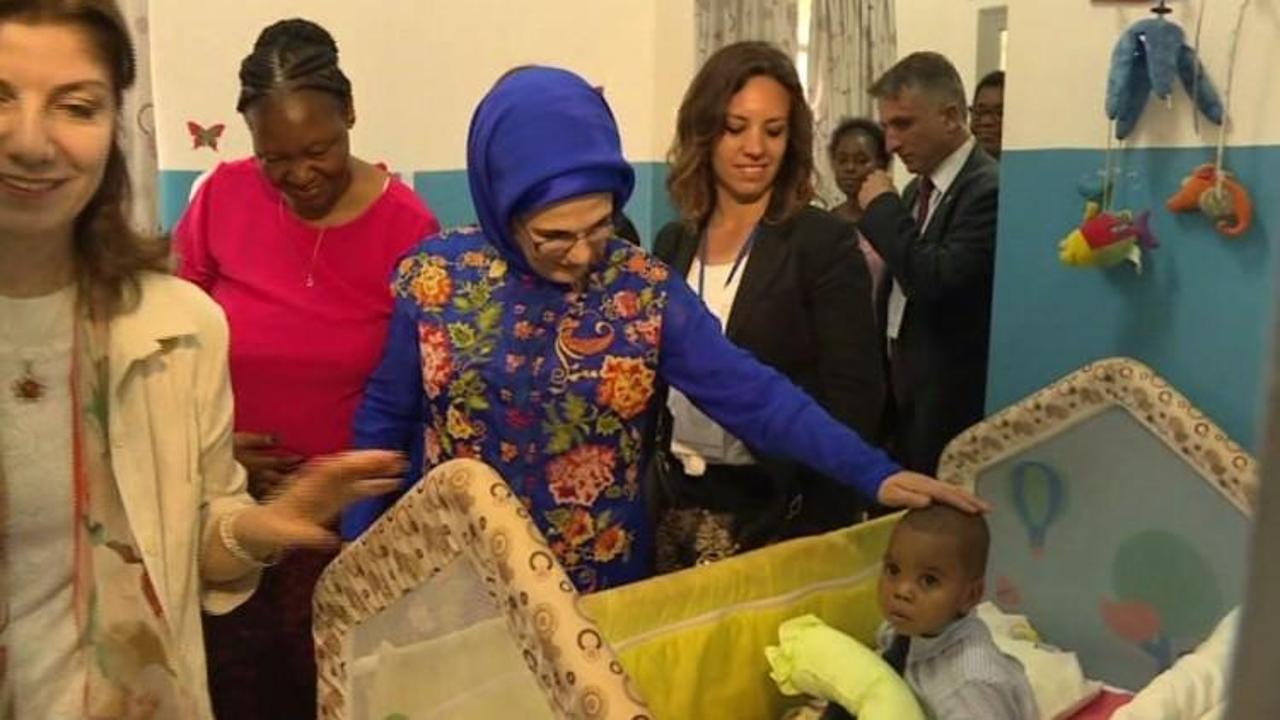 Emine Erdoğan Mozambik’te yetimhane ziyaret etti