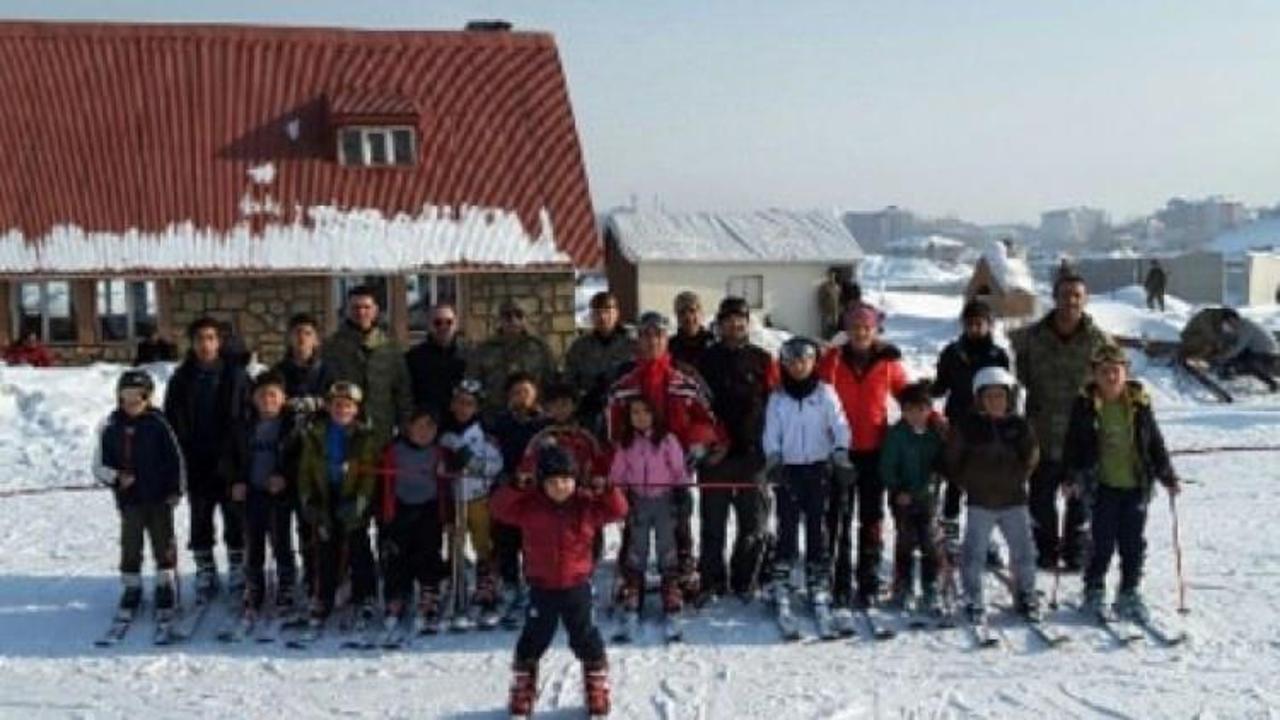 Mehmetçik'ten Yüksekovalı çocuklara kayak eğitimi