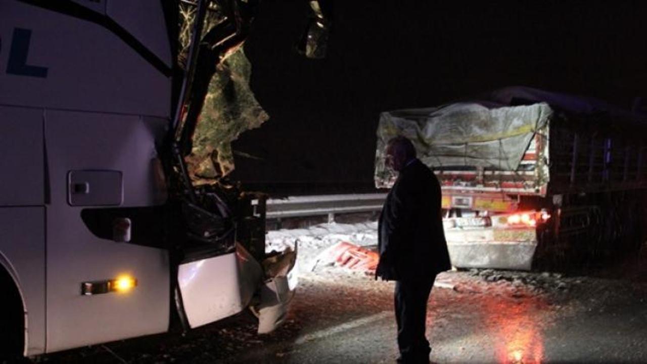 Sivas'ta yolcu otobüsü tıra çarptı: 10 yaralı