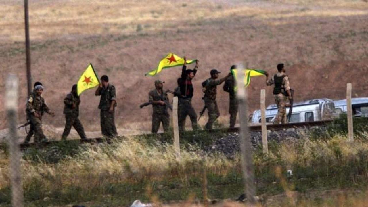YPG elinde Türk bayrağı olan sivilleri vurdu!