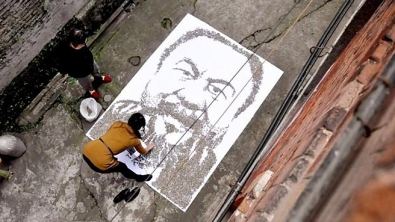 20 bin çekirdek ile portre çizdi