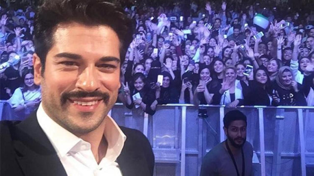 Burak Özçivit Dubai'de hayranlarıyla buluştu