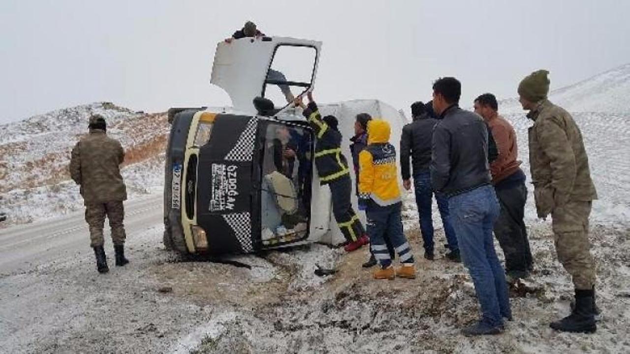 Kahta'da kamyonet şarampole devrildi: 4 yaralı