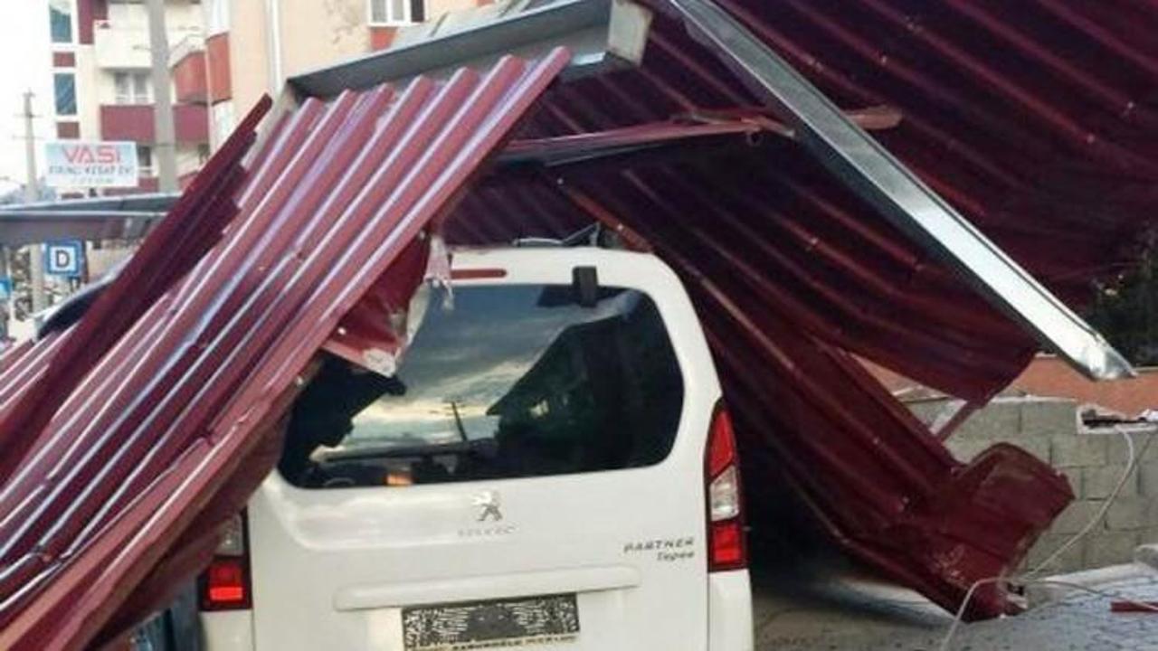 R&uuml;zgar &ccedil;atıları u&ccedil;urdu, ağa&ccedil;ları k&ouml;k&uuml;nden s&ouml;kt&uuml;