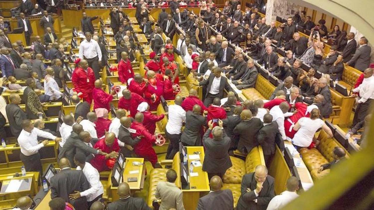 G&uuml;ney Afrika parlamentosunda yumruklar konuştu