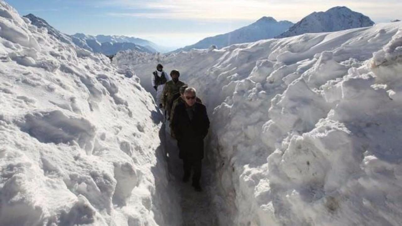 Hakkari Valisi Toprak'tan askere moral ziyareti