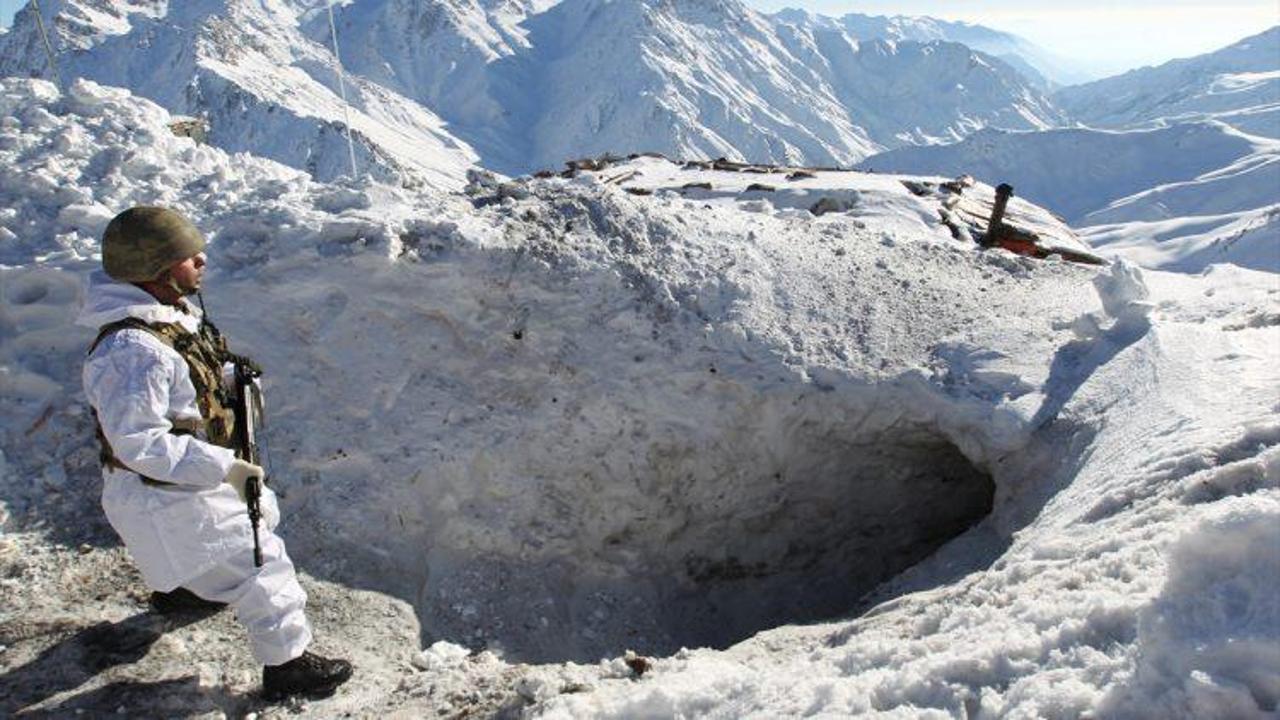 Şemdinli'de kar tünelleri! Eksi 35 derecede nöbet
