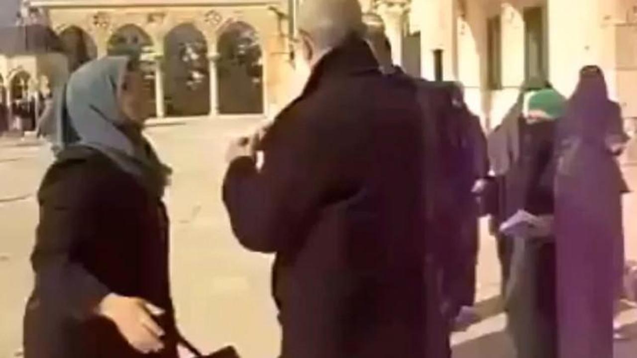 İsrail polisi Filistinli kadını darp etti!