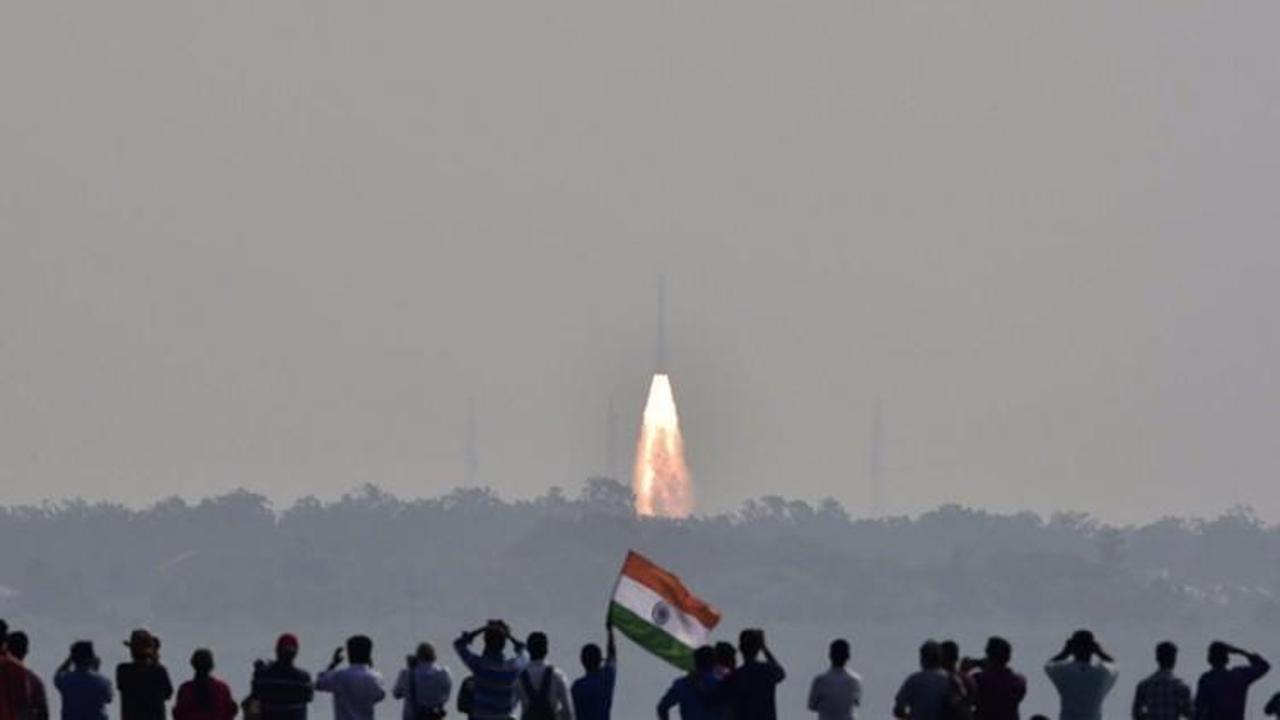 Hindistan tek roketle uzaya 104 uydu gönderdi 