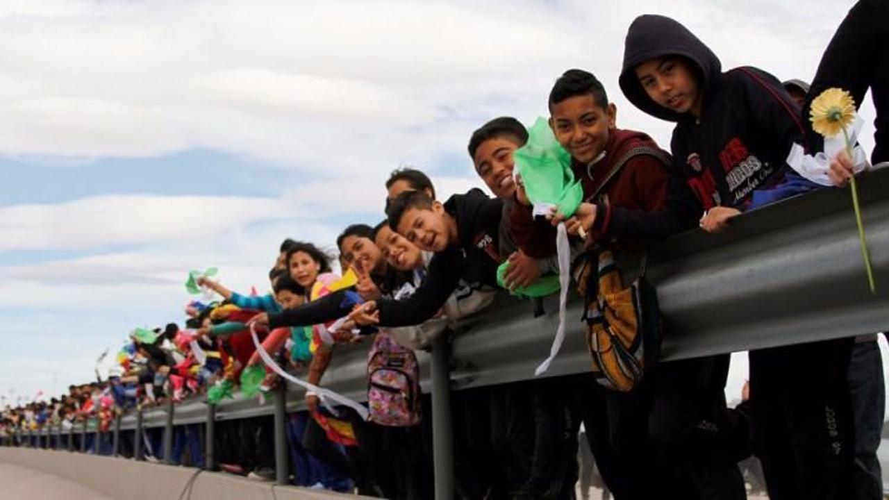 Meksikalılar sınıra 'etten duvar' ördü