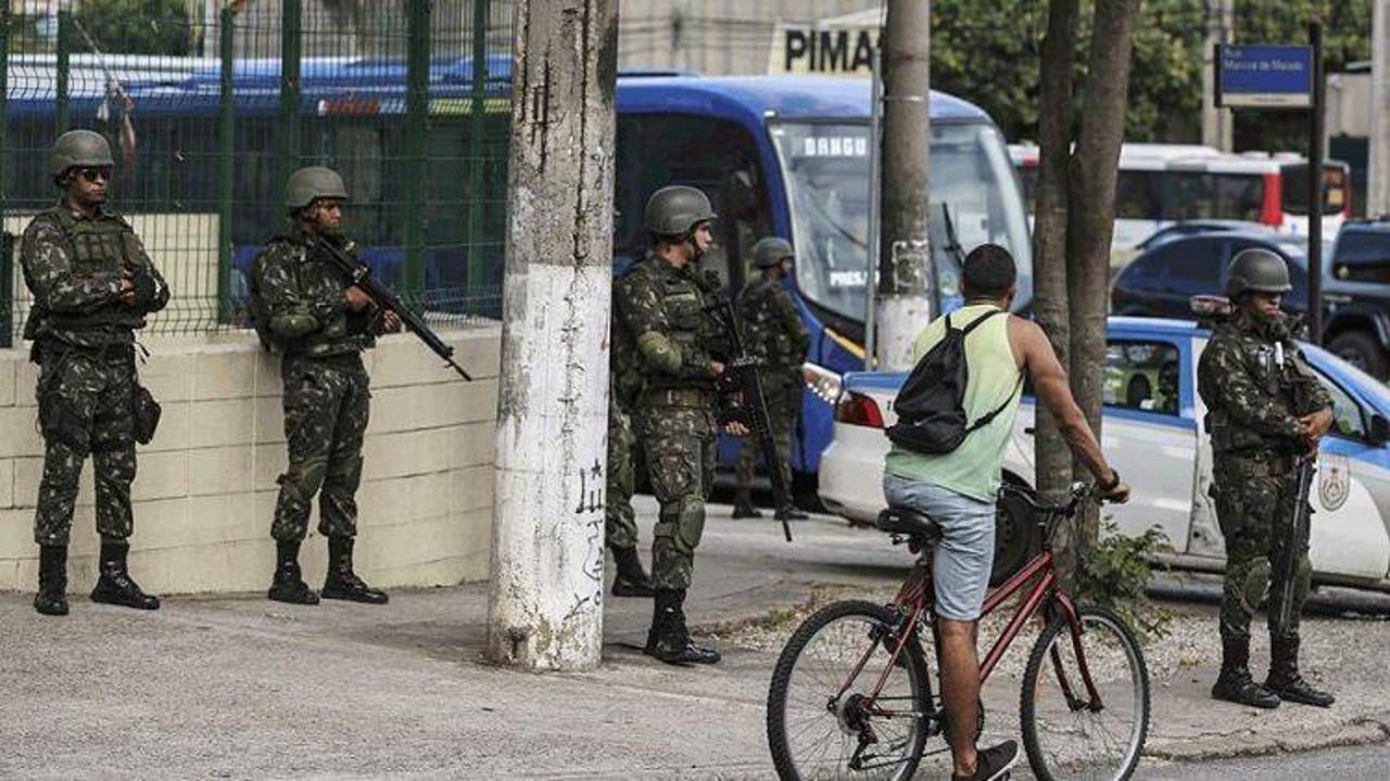 Brezilya'da askerler sokakta!