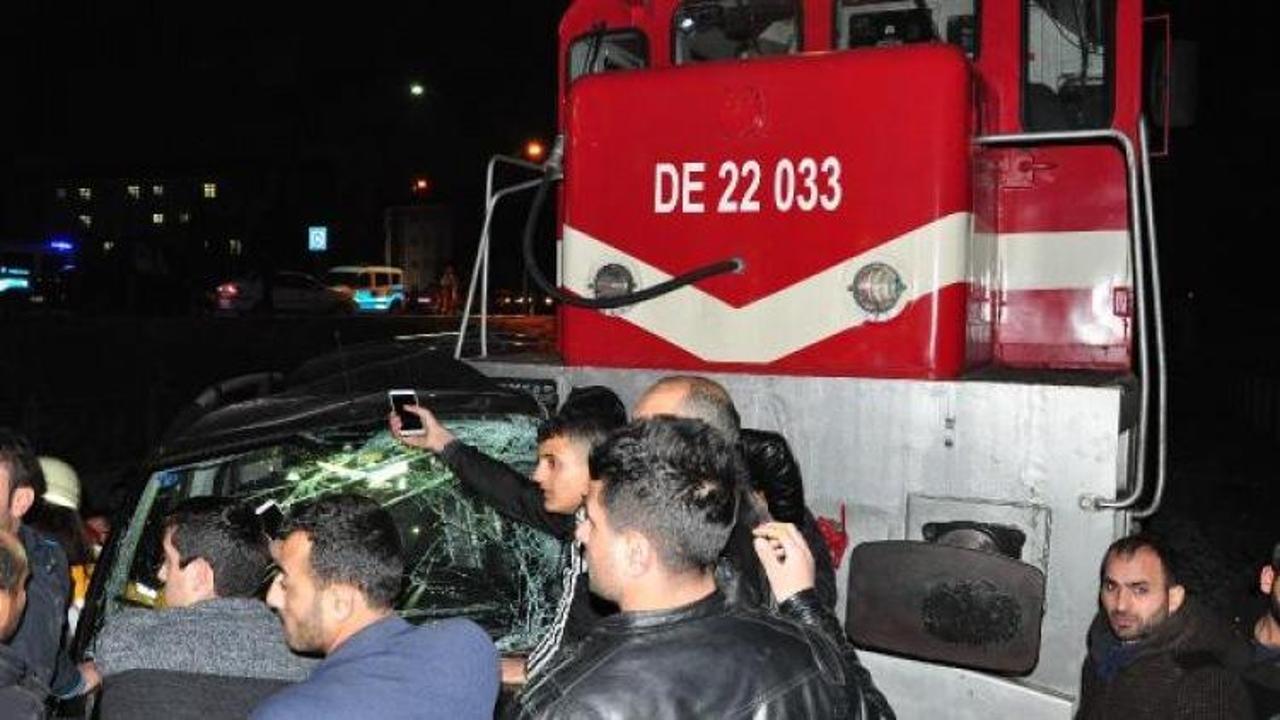 Tren, otomobile çarptı: 1 ölü, 4 yaralı