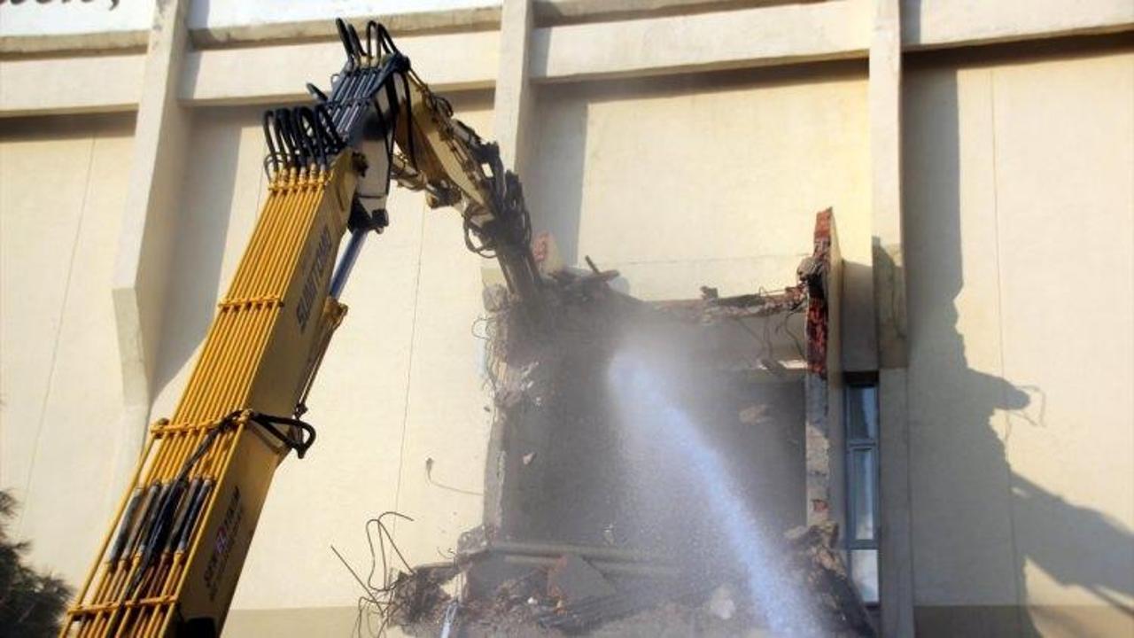 Tekirdağ Büyükşehir Belediyesi binasının yıkımına başlandı