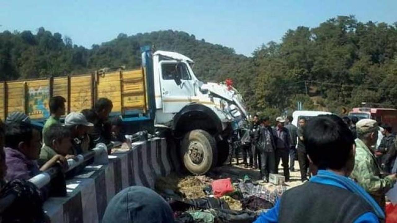 Bariyerlere çarpan kamyon devrildi! 16 ölü