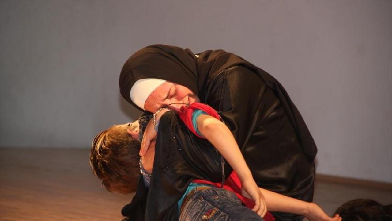Suriyeli çocuklar yaşadıklarını tiyatro oyunuyla anlattı