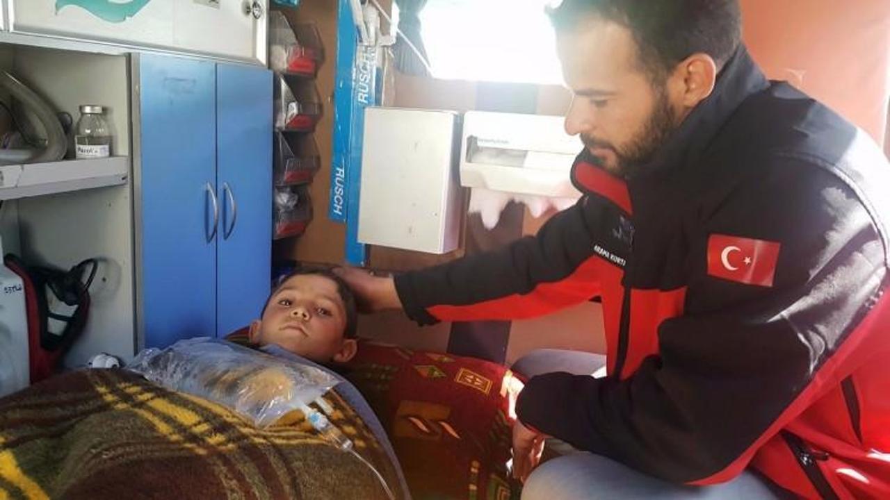 Suriye’de bacakları kopan çocuğa İHH sahip çıktı