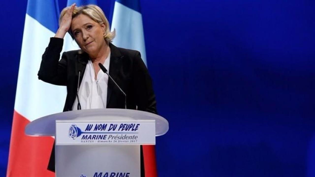 Le Pen, etrafında AB bayrağı istemedi