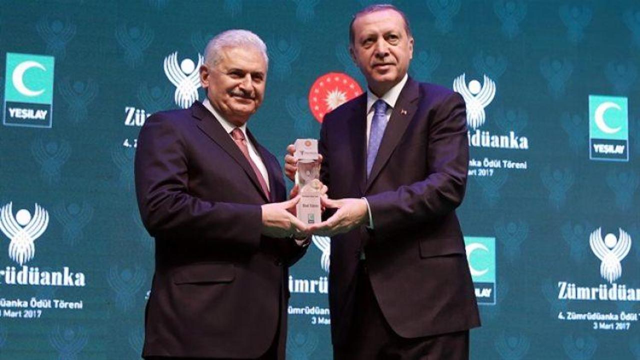 Başbakan Yıldırım Erdoğan'dan ödül aldı