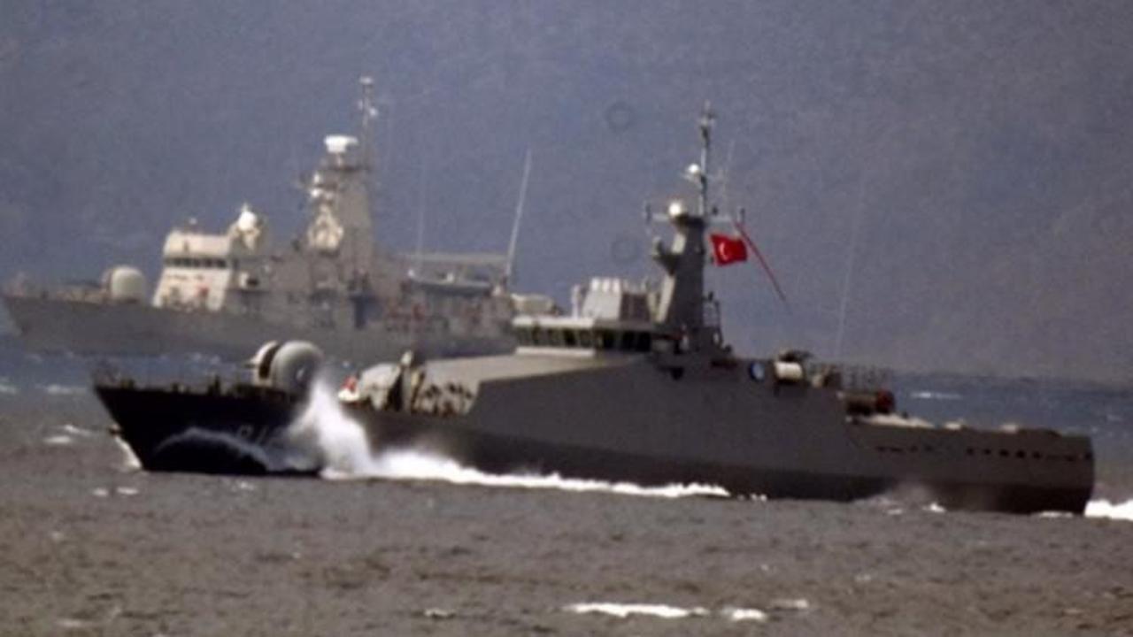 Türk savaş gemisini gören Yunan savaş gemisi kaçtı