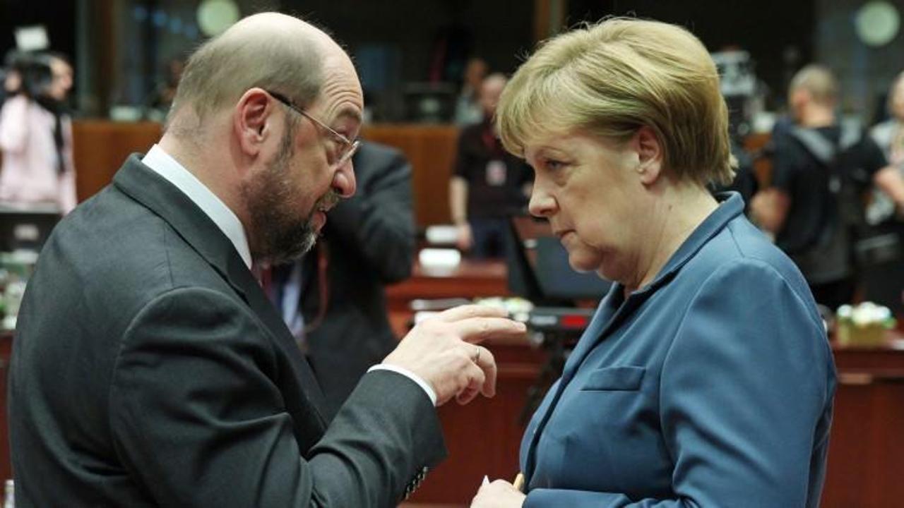 Merkel'in başı Schulz'la dertte
