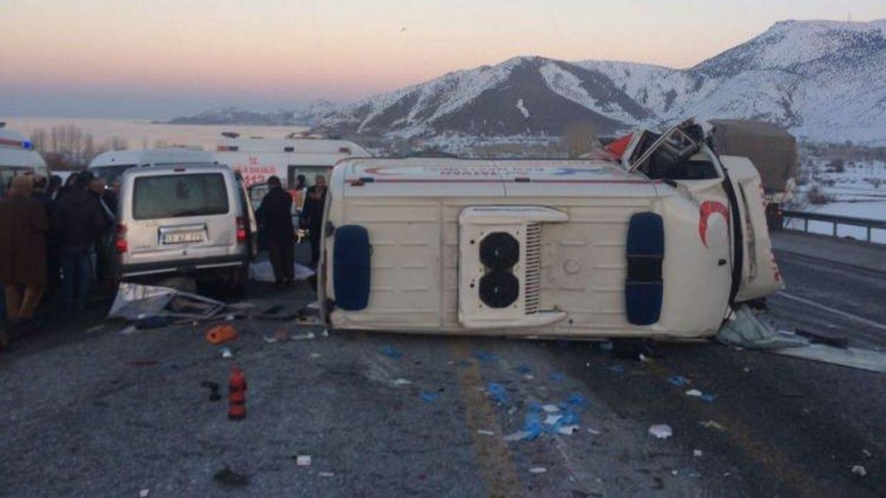 Ambulansla kamyonet çarpıştı: 4 ölü, 1 yaralı