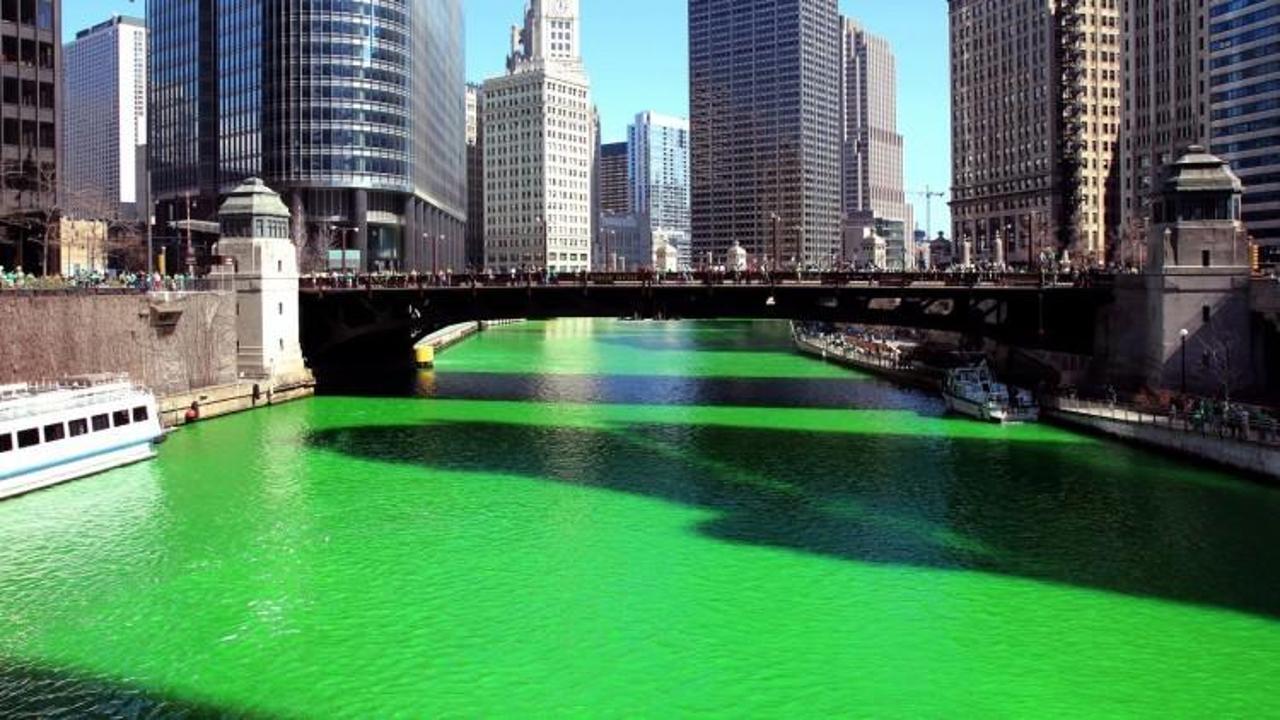 Chicago'da nehir yeşile boyandı