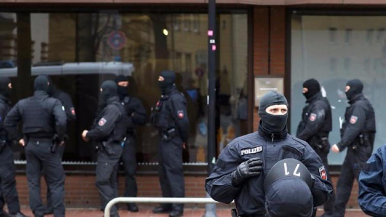 Almanya'da camiye polis baskını!