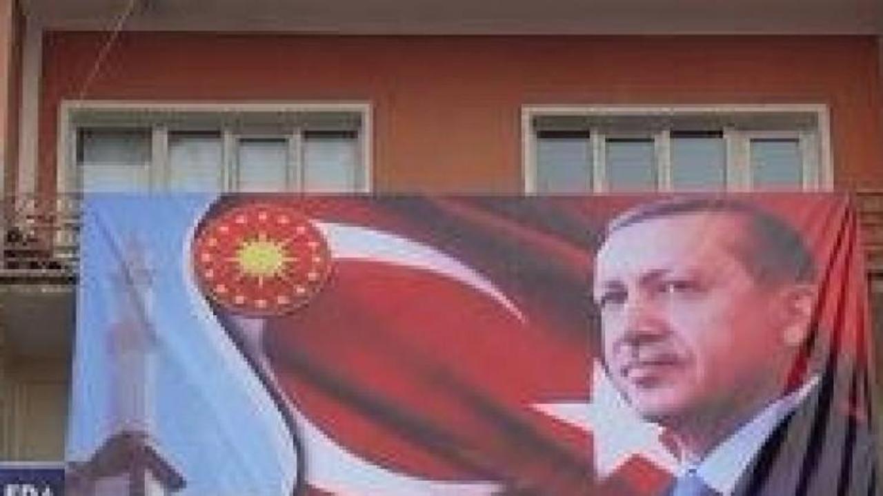 Erdoğan'ın afişlerine çirkin saldırı!