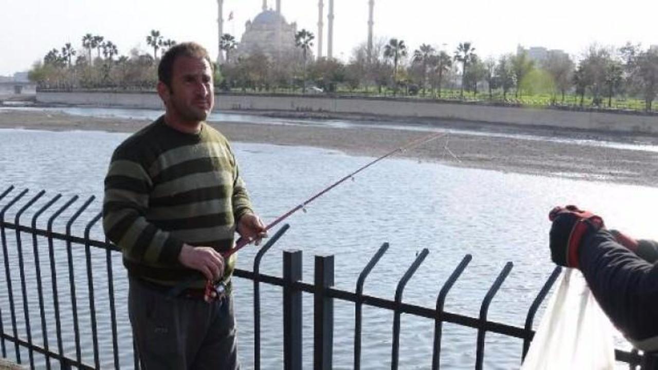 Oltayı nehre attı! &Ccedil;ıkanı g&ouml;r&uuml;nce şaşkına d&ouml;nd&uuml;