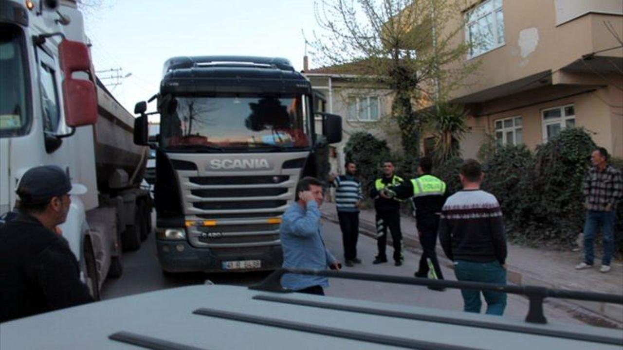 Hafriyat kamyonlarını protesto etmek için yolu kapattılar